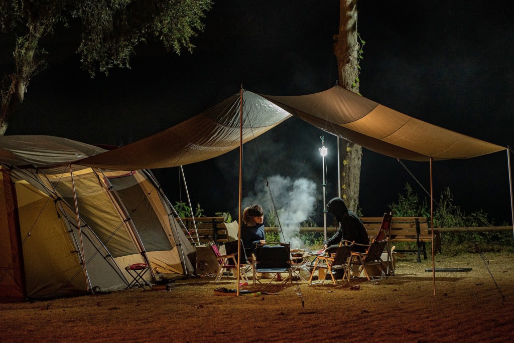 意外に重要】キャンプのテント設営におすすめのペグとハンマー | カテキャン